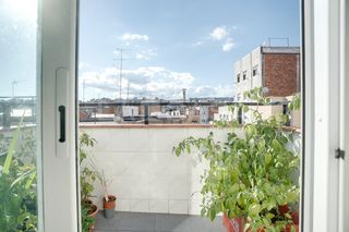 Àtic a Pubilla Cases. Ático reformado de 2 habitaciones junto al metro l5 en pubilla c