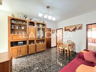 Pis a Llefià. Piso de 3 habitaciones en última planta, luminoso y bien conserv