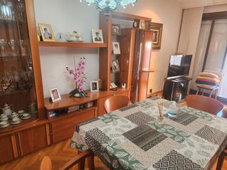 Miete Etagenwohnung in La Torrassa. Piso amplio de 4 habitaciones con balcón