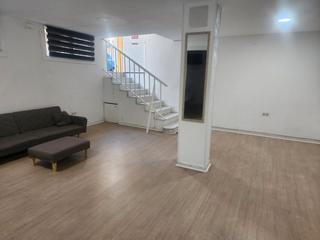 Lloguer Local Comercial a Les Planes. Amplio local en planta baja con doble acceso