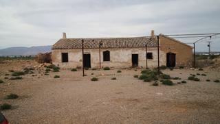 Finca rústica a Centro. Finca con casa de campo para restaurar