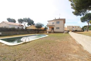 Xalet  Calle italia. Chalet de lujo con gran parcela en segur de calafell centro