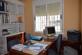 Bureau à San Bartolomé de la Torre. Se vende local para oficinas