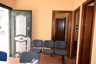 Oficina en San Bartolomé de la Torre. Se vende local para oficinas