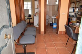 Oficina a San Bartolomé de la Torre. Se vende local para oficinas