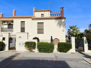 Location Maison jumelée à Costa Esuri. Alquiler de larga temporada  vivienda pareada de esquina en urb.