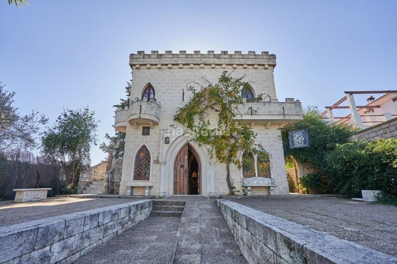 Casa  Calle rafael alberti. Casa con diseño de castillo medieval  en hinojos