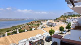 Casa adossada a Ayamonte ciudad. Vive cada día con las mejores vistas al río guadiana y a portuga
