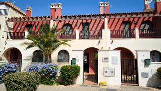 Casa adossada a Costa Esuri. Estupendo adosado listo para entrar a vivir en lomas de esuri