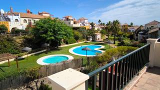 Reihenhaus in Costa Esuri. Estupendo adosado listo para entrar a vivir en lomas de esuri