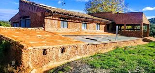 Country house in San Nicolás del Puerto. Caserón en venta en camino umbria del borbollon sierra norte de