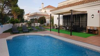 Xalet  Calle nu�ez de balboa. Villa independiente con piscina junto al golf en nuevo portil
