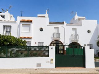 Casa adossada  Algallarin. Amplio chalet adosado de 6 dormitorios con garaje y grandes pati