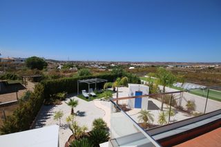 Chalet in Costa Esuri. Exclusiva villa independiente con piscina privada en golf costa
