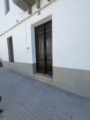 Casa  Corredera. Amplia casa de planta baja con gran patio en aroche