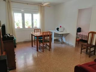 Appartement à Carrer de segimon 18. Piso amplio a pie de calle muy cerca cap, biblioteca, metro y co