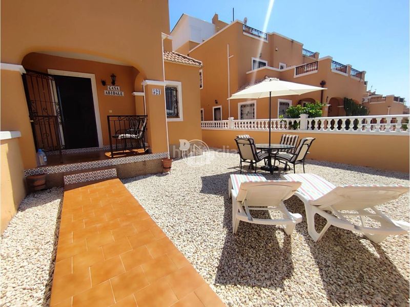 Foto 5be47a72-e401-43f6-8136-0b9669ac26c3. Casa aparellada amb piscina a La Florida Orihuela