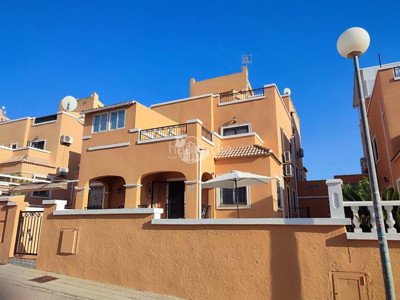 Foto c099e6af-1c65-4baf-a2c6-89a28447cd49. Casa aparellada amb piscina a La Florida Orihuela