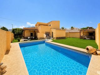 Chalet  Calle orada. Chalet con piscina en el albir