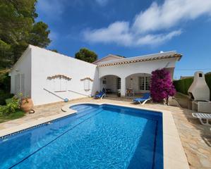House in Les Tres Cales. Chalet unifamiliar en parcela ajardinada con piscina y a 350 mer