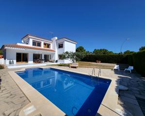 Casa a Calafat. Chalet unifamiliar con piscina, a solo 500 metros de la playa
