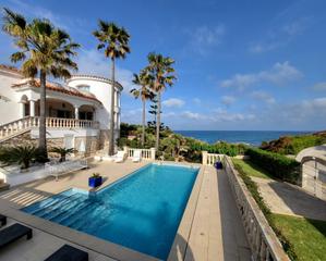 House in Les Tres Cales. Magnífica villa de 180 m2 en primera línea de mar, con espectacu