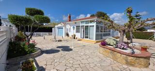 House in Les Tres Cales. Chalet unifamiliar de 125 m2 más apartamento, en gran parcela de
