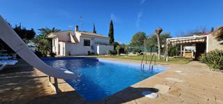 House in Les Tres Cales. Bonito chalet unifamiliar de 147 m2, en parcela ajardinada con p