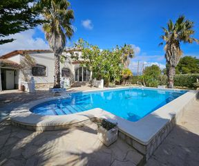 Haus in Les Tres Cales. Gran chalet unifamiliar de 107 m2 mas dos apartamentos independi