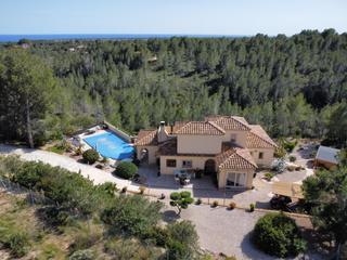 Maison dans Sant Jordi DAlfama. Bonita villa unifamiliar en amplia parcela de 2.500 m2 con vista