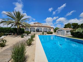 Chalet dans Les Tres Cales. Magnfico y espacioso chalet de 486 m2 con 2 parcelas ajardinada