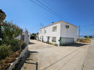 Country house in Urbanitzacions. Finca de 6.000 m2, plana y vallada con casa unifamiliar y otros