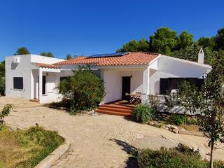 Casa a Les Tres Cales. Chalet unifamiliar más apartamento independiente, en gran parcel