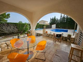 Haus in Les Tres Cales. Chalet unifamiliar con piscina y apartamento independiente a 800