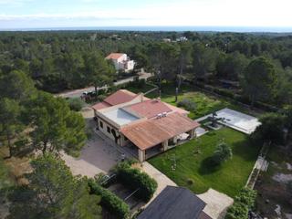 Casa a Sant Jordi D´Alfama. Magnífica casa estilo masía de campo, con dos parcelas y piscina
