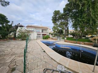 House in Les Tres Cales. Amplia casa de 225 m2 con doble parcela de 1639 m2 y piscina pri