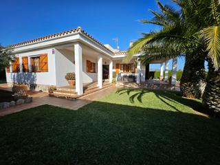 House in Les Tres Cales. Exclusivo chalet unifamiliar con vistas al mar y montaña, con pi
