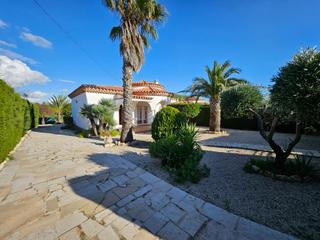 Casa a Les Tres Cales. Chalet mediterráneo con piscina a 500m del mar