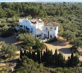 Bauernhof in Camarles. Magnífica propiedad de 4 hectáreas con 2 casas independientes, v