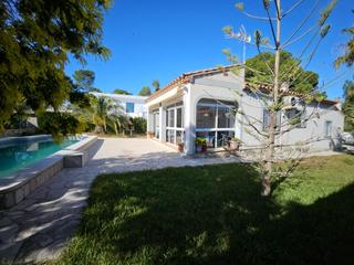 House in Les Tres Cales. Oportunidad única! chalet con piscina y gran jardín en la costa