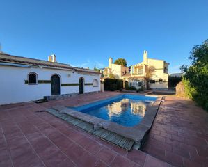 Casa en Les Tres Cales. Chalet con piscina y jard�n en lametlla de mar, cerca de las mej