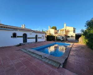 Casa a Les Tres Cales. Chalet con piscina y jardín en lametlla de mar, cerca de las mej