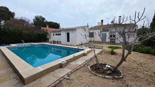 House in Les Tres Cales. Vive la brisa marina chalet unifamiliar a 100m del mar
