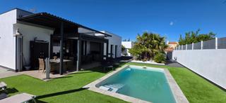 House in Les Tres Cales. Villa unifamiliar sostenible con piscina privada en la costa dor