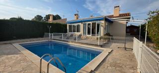 Casa a Calafat. Encantador chalet en calafat con terraza, jardín y piscina priva