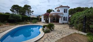 House in Les Tres Cales. Villa exclusiva con piscina y jardín mediterráneo a 200m del mar
