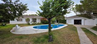Casa a Calafat. Chalet unifamiliar mediterráneo con piscina y jardín en calafat,