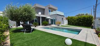 Xalet a Les Tres Cales. Chalet moderno y eficiente con piscina y solárium en lametlla de