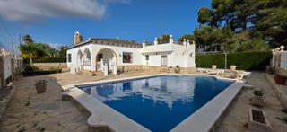 Chalet en Les Tres Cales. Casa unifamiliar con piscina y apartamento anexo en la costa dor