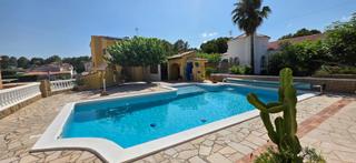 Maison dans Les Tres Cales. Espacioso chalet unifamiliar con piscina y jardn mediterrneo e